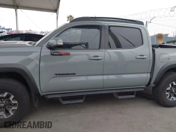 2023 Toyota Tacoma SR z VIN 3TMCZ5AN1PM602567, wystawiony jako IAAI lot #42355648 z przebiegiem 32 472 mil mil oraz . Historia ofert i sprzedaży dostępna na DreamBid. Obrazek 14.