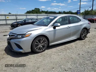 2020 Toyota Camry SE z VIN 4T1G11AK0LU910547, wystawiony jako Copart lot #57519485 z przebiegiem 129 958 mil mil oraz Szkoda całkowita • Salvage title. Historia ofert i sprzedaży dostępna na DreamBid. Obrazek 1.