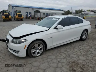 2013 BMW 5 Series 528i xDrive z VIN WBAXH5C57DD106985, wystawiony jako Copart lot #53888225 z przebiegiem 134 685 mil mil oraz Szkody całkowita. Historia ofert i sprzedaży dostępna na DreamBid. Obrazek 1.