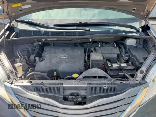 2013 Toyota Sienna XLE z VIN 5TDDK3DC1DS092365, wystawiony jako Copart lot #58743665 z przebiegiem 252 937 mil mil oraz Czysty tytuł • Clean title. Historia ofert i sprzedaży dostępna na DreamBid. Obrazek 7.