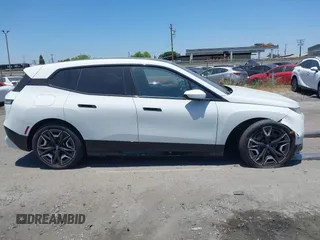 2025 BMW iX xDrive50 z VIN WB523CF07SCT17117, wystawiony jako IAAI lot #42042262 z przebiegiem 7485 mil mil oraz . Historia ofert i sprzedaży dostępna na DreamBid. Obrazek 13.
