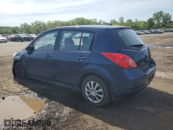 2008 Nissan Versa S z VIN 3N1BC13E58L353736, wystawiony jako Copart lot #57838105 z przebiegiem 131 105 mil mil oraz Szkoda całkowita • Salvage title. Historia ofert i sprzedaży dostępna na DreamBid. Obrazek 2.