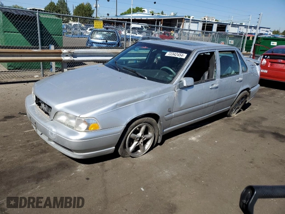 2000 Volvo S70 z VIN YV1LS61J4Y2630471, wystawiony jako Copart lot #72342454 z przebiegiem 167 733 mil mil oraz Nie do naprawy • Non repairable. Historia ofert i sprzedaży dostępna na DreamBid. Obrazek 1.