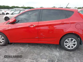2013 Hyundai Accent GS z VIN KMHCT5AE2DU123126, wystawiony jako IAAI lot #40902043 z przebiegiem 97 822 mil mil oraz . Historia ofert i sprzedaży dostępna na DreamBid. Obrazek 6.