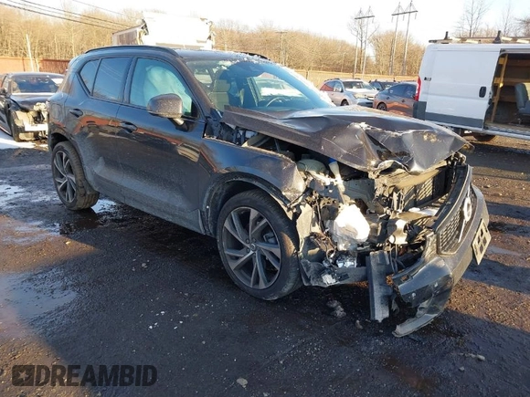 2021 Volvo XC40 R-Design with VIN YV4162UM3M2435422, listed as a IAAI auction lot 41546072 with 59,127 mi miles and . Bid and sale history available at carsss.com. Image 1.