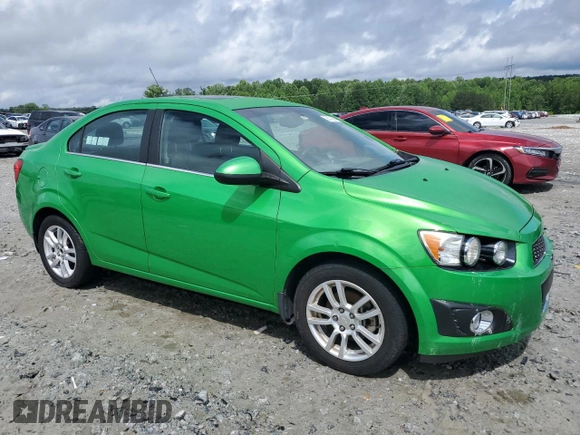 2015 Chevrolet Sonic LT z VIN 1G1JC5SH2F4145840, wystawiony jako Copart lot #56779335 z przebiegiem 101 521 mil mil oraz Czysty tytuł • Clean title. Historia ofert i sprzedaży dostępna na DreamBid. Obrazek 4.