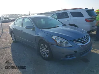 2012 Nissan Altima S z VIN 1N4AL2AP9CN495914, wystawiony jako IAAI lot #42272630 z przebiegiem 136 338 mil mil oraz . Historia ofert i sprzedaży dostępna na DreamBid. Obrazek 1.