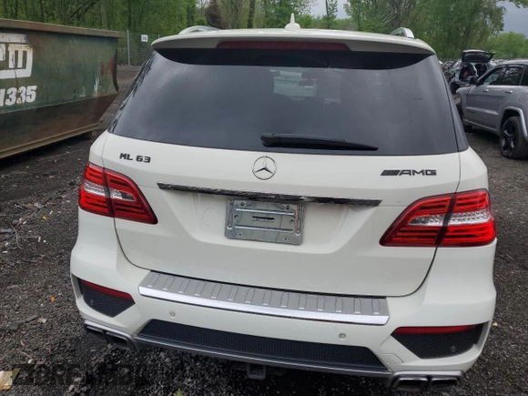 2013 Mercedes-Benz M 63 AMG z VIN 4JGDA7EB4DA215717, wystawiony jako Copart lot #57275275 z przebiegiem 97 013 mil mil oraz Szkoda całkowita • Salvage title. Historia ofert i sprzedaży dostępna na DreamBid. Obrazek 6.