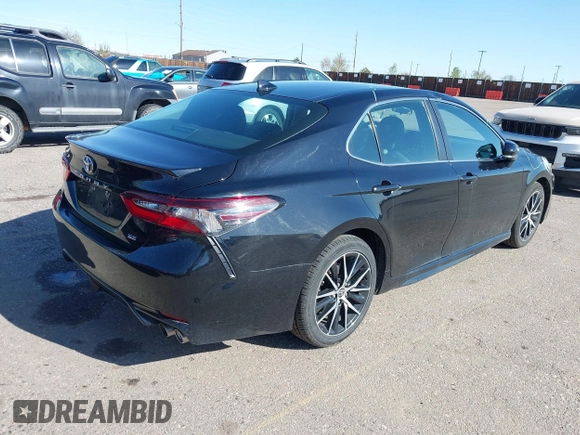 2022 Toyota Camry SE with VIN 4T1G11AK1NU688670, listed as a IAAI auction lot 42168847 with 54,975 mi miles. Bid and sale history available at carsss.com. Image 4.
