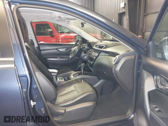 2015 Nissan Rogue SV z VIN 5N1AT2MV6FC903897, wystawiony jako IAAI lot #42353248 z przebiegiem 71 895 mil mil oraz . Historia ofert i sprzedaży dostępna na DreamBid. Obrazek 5.