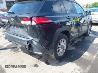 2022 Toyota Corolla Cross LE z VIN 7MUCAAAG8NV037030, wystawiony jako IAAI lot #42014483 z przebiegiem 39 146 mil mil oraz . Historia ofert i sprzedaży dostępna na DreamBid. Obrazek 4.