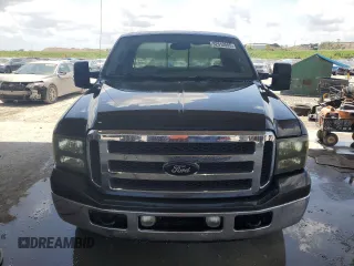 2005 Ford F-250 XL z VIN 1FTSX20P95EB03036, wystawiony jako Copart lot #52512595 z przebiegiem 135 678 mil mil oraz Czysty tytuł • Clean title. Historia ofert i sprzedaży dostępna na DreamBid. Obrazek 5.