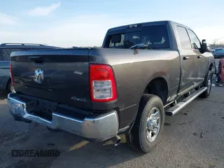 2024 Ram 2500 Tradesman z VIN 3C6UR5CL9RG245485, wystawiony jako IAAI lot #41724661 z przebiegiem 29 445 mil mil oraz . Historia ofert i sprzedaży dostępna na DreamBid. Obrazek 4.
