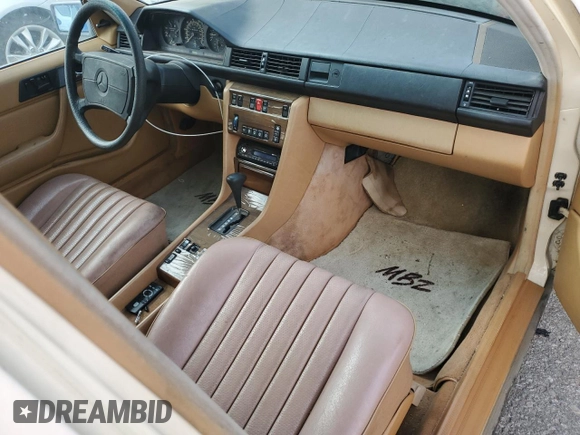 1988 Mercedes-Benz 300 E z VIN WDBEA30D4JA640293, wystawiony jako Copart lot #50998785 z przebiegiem 179 471 mil mil oraz Czysty tytuł • Clean title. Historia ofert i sprzedaży dostępna na DreamBid. Obrazek 8.