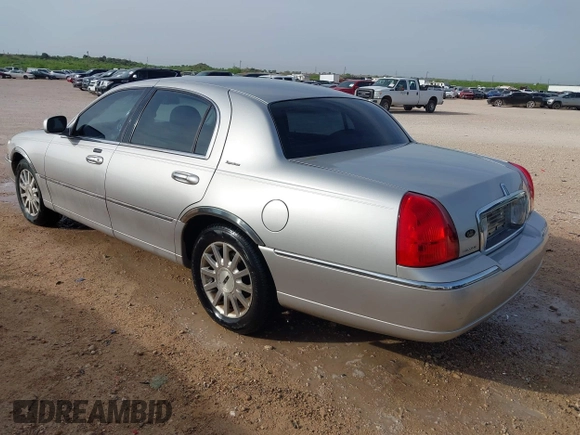 2007 Lincoln Town Car Signature z VIN 1LNHM81W77Y637564, wystawiony jako IAAI lot #42035072 z przebiegiem 121 357 mil mil oraz . Historia ofert i sprzedaży dostępna na DreamBid. Obrazek 3.