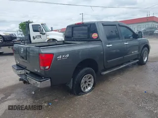2005 Nissan Titan LE z VIN 1N6AA07B05N557667, wystawiony jako IAAI lot #42292562 z przebiegiem 197 874 mil mil oraz . Historia ofert i sprzedaży dostępna na DreamBid. Obrazek 4.