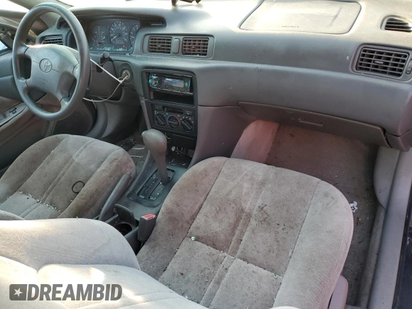 1999 Toyota Camry LE z VIN 4T1BG22K8XU426130, wystawiony jako Copart lot #87368604 z przebiegiem 276 204 mil mil oraz Szkoda całkowita • Salvage title. Historia ofert i sprzedaży dostępna na DreamBid. Obrazek 8.