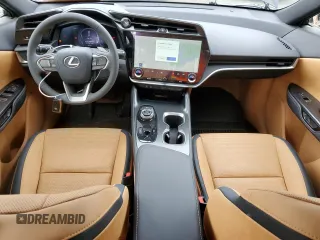 2023 Lexus RZ 450e Premium z VIN JTJAAAAB9PA019798, wystawiony jako Copart lot #67931974 z przebiegiem 3947 mil mil oraz Szkody całkowita. Historia ofert i sprzedaży dostępna na DreamBid. Obrazek 8.
