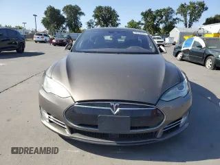 2016 Tesla Model S 90D with VIN 5YJSA1E2XGF133933, listed as a Copart auction lot 60736445 with 203,063 mi miles and Salvage title. Bid and sale history available at DreamBid. Image 5.