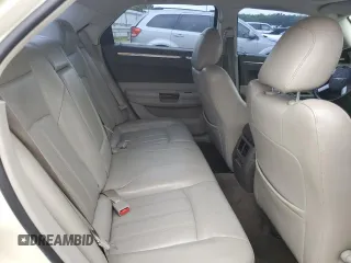 2009 Chrysler 300 C Hemi z VIN 2C3KA63TX9H619703, wystawiony jako Copart lot #60902075 z przebiegiem 140 003 mil mil oraz Szkoda całkowita • Salvage title. Historia ofert i sprzedaży dostępna na DreamBid. Obrazek 10.