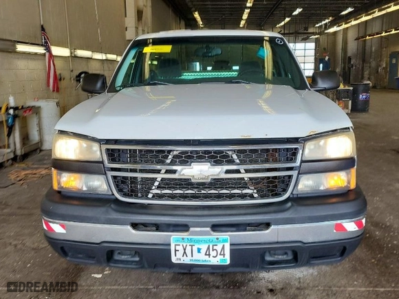 2006 Chevrolet Silverado 1500 Work Truck with VIN 1GCEC14V16E179217, listed as a IAAI auction lot 42018352 with 152,977 mi miles. Bid and sale history available at carsss.com. Image 1.