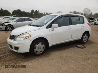 2010 Nissan Versa S z VIN 3N1BC1CP1AL447295, wystawiony jako Copart lot #53544455 z przebiegiem 310 809 mil mil oraz Szkoda całkowita • Salvage title. Historia ofert i sprzedaży dostępna na DreamBid. Obrazek 1.