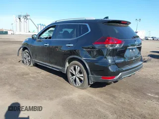2018 Nissan Rogue SV z VIN 5N1AT2MV2JC851483, wystawiony jako IAAI lot #42082917 z przebiegiem 115 707 mil mil oraz . Historia ofert i sprzedaży dostępna na DreamBid. Obrazek 3.
