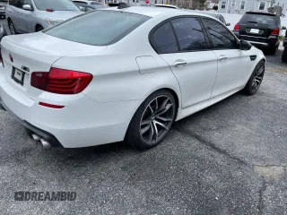 2014 BMW M5 z VIN WBSFV9C50ED097667, wystawiony jako Copart lot #55102255 z przebiegiem 145 086 mil mil oraz Tytuł czysty. Historia ofert i sprzedaży dostępna na DreamBid. Obrazek 4.