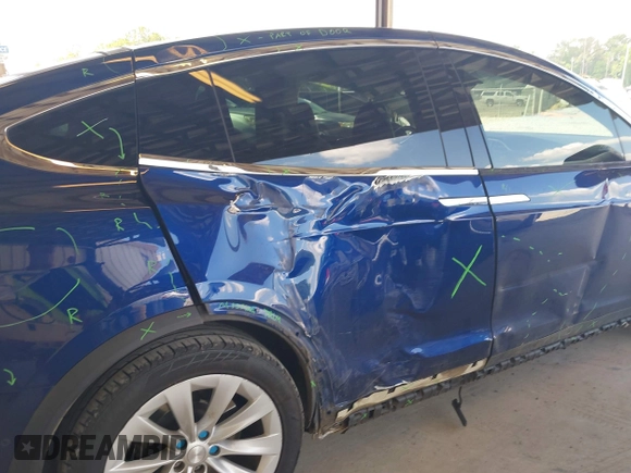 2016 Tesla Model X 70D z VIN 5YJXCAE23GF004285, wystawiony jako IAAI lot #42179024 z przebiegiem 108 472 mil mil oraz . Historia ofert i sprzedaży dostępna na DreamBid. Obrazek 6.