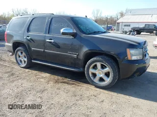 2008 Chevrolet Tahoe LTZ z VIN 1GNFK13028J126492, wystawiony jako IAAI lot #42045200 z przebiegiem 220 929 mil mil oraz . Historia ofert i sprzedaży dostępna na DreamBid. Obrazek 1.