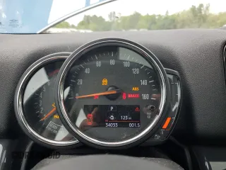 2019 MINI Countryman Cooper with VIN WMZYV5C59K3F57762, listed as a Copart auction lot 57341025 with 34,033 mi miles and Salvage title. Bid and sale history available at DreamBid. Image 9.
