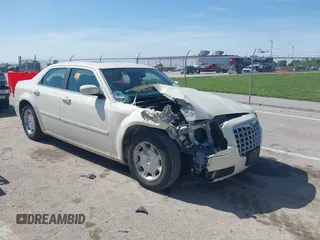 2005 Chrysler 300 Touring z VIN 2C3AA53G45H608926, wystawiony jako IAAI lot #42234375 z przebiegiem 160 880 mil mil oraz . Historia ofert i sprzedaży dostępna na DreamBid. Obrazek 1.