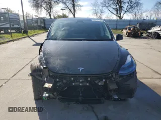 2025 Tesla Model Y Long Range with VIN 7SAYGDEDXSF239628, listed as a Copart auction lot 45468295 with 6,068 mi miles and Salvage Title. Bid and sale history available at DreamBid. Image 5.