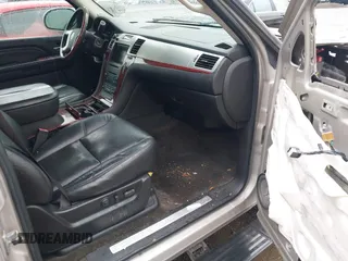 2008 Cadillac Escalade ESV z VIN 1GYFK668X8R111368, wystawiony jako IAAI lot #41891439 z przebiegiem 190 293 mil mil oraz . Historia ofert i sprzedaży dostępna na DreamBid. Obrazek 5.
