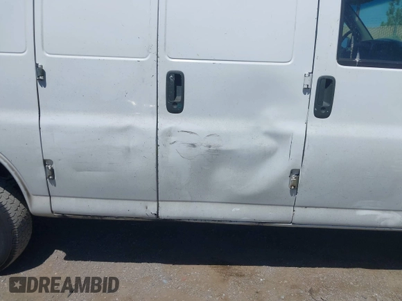 1999 Chevrolet City Express Cargo z VIN 1GCGG25R7X1096940, wystawiony jako IAAI lot #42363384 z przebiegiem 313 143 mil mil oraz . Historia ofert i sprzedaży dostępna na DreamBid. Obrazek 6.