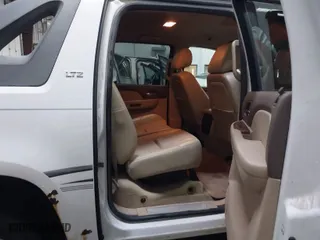 2010 Chevrolet Avalanche LTZ with VIN 3GNVKGE01AG147384, listed as a IAAI auction lot 41377747 with 319,606 mi miles. Bid and sale history available at carsss.com. Image 8.