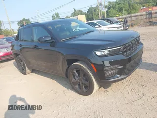 2024 Jeep Grand Cherokee Laredo z VIN 1C4RJHAG0RC235461, wystawiony jako IAAI lot #40354033 z przebiegiem 589 mil mil oraz . Historia ofert i sprzedaży dostępna na DreamBid. Obrazek 1.