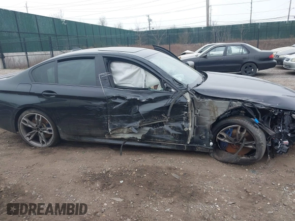 2022 BMW 5 Series M550i xDrive z VIN WBA13BK01NCH76521, wystawiony jako IAAI lot #41904437 z przebiegiem Nie podano mil oraz . Historia ofert i sprzedaży dostępna na DreamBid. Obrazek 18.