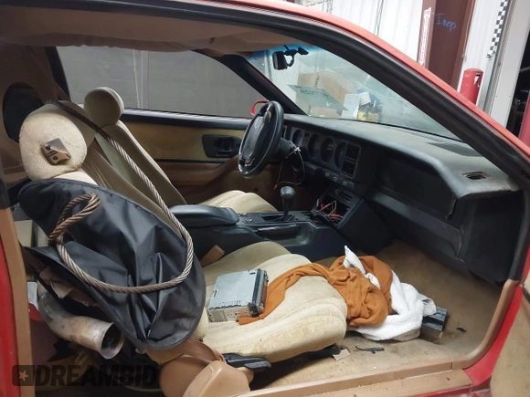 1990 Pontiac Firebird z VIN 1G2FS23T9LL219603, wystawiony jako IAAI lot #41774239 z przebiegiem 135 648 mil mil oraz . Historia ofert i sprzedaży dostępna na DreamBid. Obrazek 5.