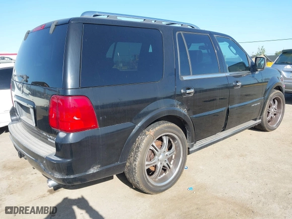 2006 Lincoln Navigator Luxury with VIN 5LMFU27536LJ25912, listed as a IAAI auction lot 42004689 with 160,020 mi miles. Bid and sale history available at carsss.com. Image 4.