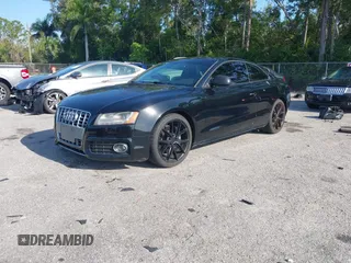 2009 Audi S5 z VIN WAURV78T99A036807, wystawiony jako IAAI lot #42352152 z przebiegiem 122 196 mil mil oraz . Historia ofert i sprzedaży dostępna na DreamBid. Obrazek 2.