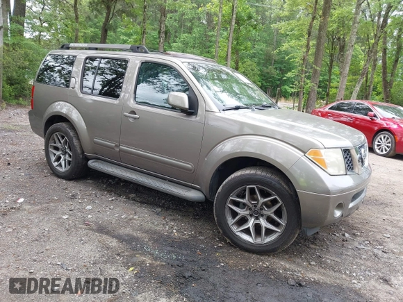 2005 Nissan Pathfinder SE z VIN 5N1AR18WX5C748572, wystawiony jako IAAI lot #42180475 z przebiegiem 291 301 mil mil oraz . Historia ofert i sprzedaży dostępna na DreamBid. Obrazek 1.