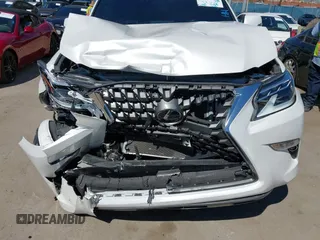 2023 Lexus GX 460 Premium z VIN JTJAM7BX0P5372248, wystawiony jako IAAI lot #41809512 z przebiegiem 13 280 mil mil oraz . Historia ofert i sprzedaży dostępna na DreamBid. Obrazek 6.