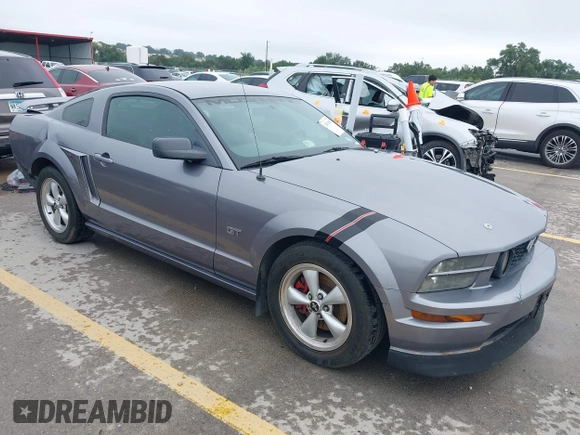 2006 Ford Mustang GT Deluxe z VIN 1ZVHT82H065132924, wystawiony jako IAAI lot #42402048 z przebiegiem 146 526 mil mil oraz . Historia ofert i sprzedaży dostępna na DreamBid. Obrazek 1.