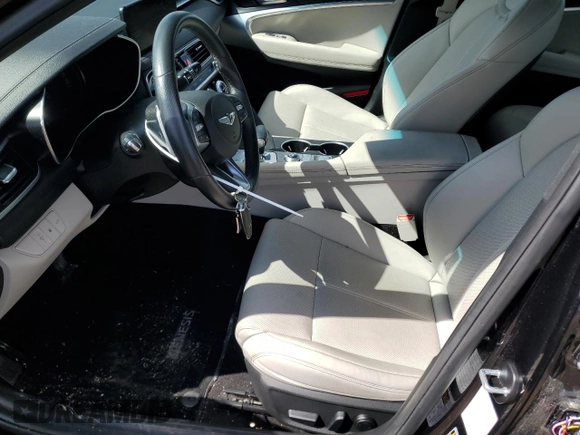 2023 Genesis G70 2.0T z VIN KMTG34TA4PU121426, wystawiony jako Copart lot #52968245 z przebiegiem 27 888 mil mil oraz Tytuł czysty. Historia ofert i sprzedaży dostępna na DreamBid. Obrazek 7.