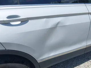 2018 Volkswagen Tiguan SEL z VIN 3VV2B7AX6JM195125, wystawiony jako IAAI lot #42523047 z przebiegiem 73 926 mil mil oraz . Historia ofert i sprzedaży dostępna na DreamBid. Obrazek 19.