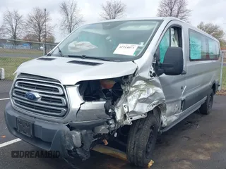 2018 Ford Transit Passenger XL z VIN 1FBZX2ZM2JKB02141, wystawiony jako IAAI lot #41914073 z przebiegiem 103 718 mil mil oraz . Historia ofert i sprzedaży dostępna na DreamBid. Obrazek 2.