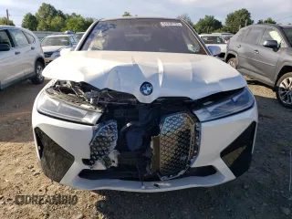 2023 BMW iX xDrive50 z VIN WB523CF07PCM92331, wystawiony jako Copart lot #64938133 z przebiegiem Nie podano mil oraz . Historia ofert i sprzedaży dostępna na DreamBid. Obrazek 5.