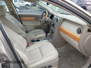 2007 Lincoln MKZ z VIN 3LNHM28T57R612489, wystawiony jako IAAI lot #41675640 z przebiegiem 135 330 mil mil oraz . Historia ofert i sprzedaży dostępna na DreamBid. Obrazek 5.