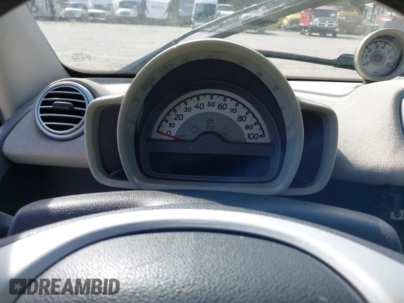 2012 Smart fortwo Pure z VIN WMEEJ3BA9CK557221, wystawiony jako IAAI lot #41828029 z przebiegiem 54 516 mil mil oraz . Historia ofert i sprzedaży dostępna na DreamBid. Obrazek 7.